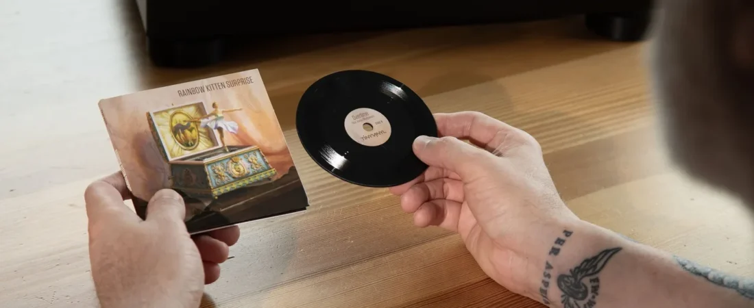 Vinil de bolso? Empresa anuncia disco colecionável de 4 polegadas