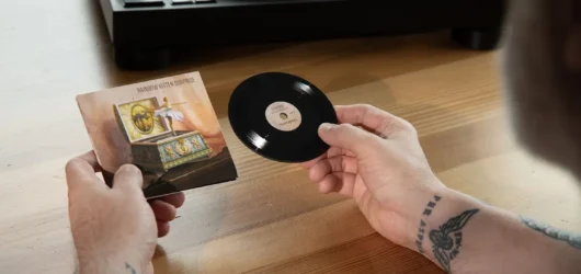 Vinil de bolso? Empresa anuncia disco colecionável de 4 polegadas