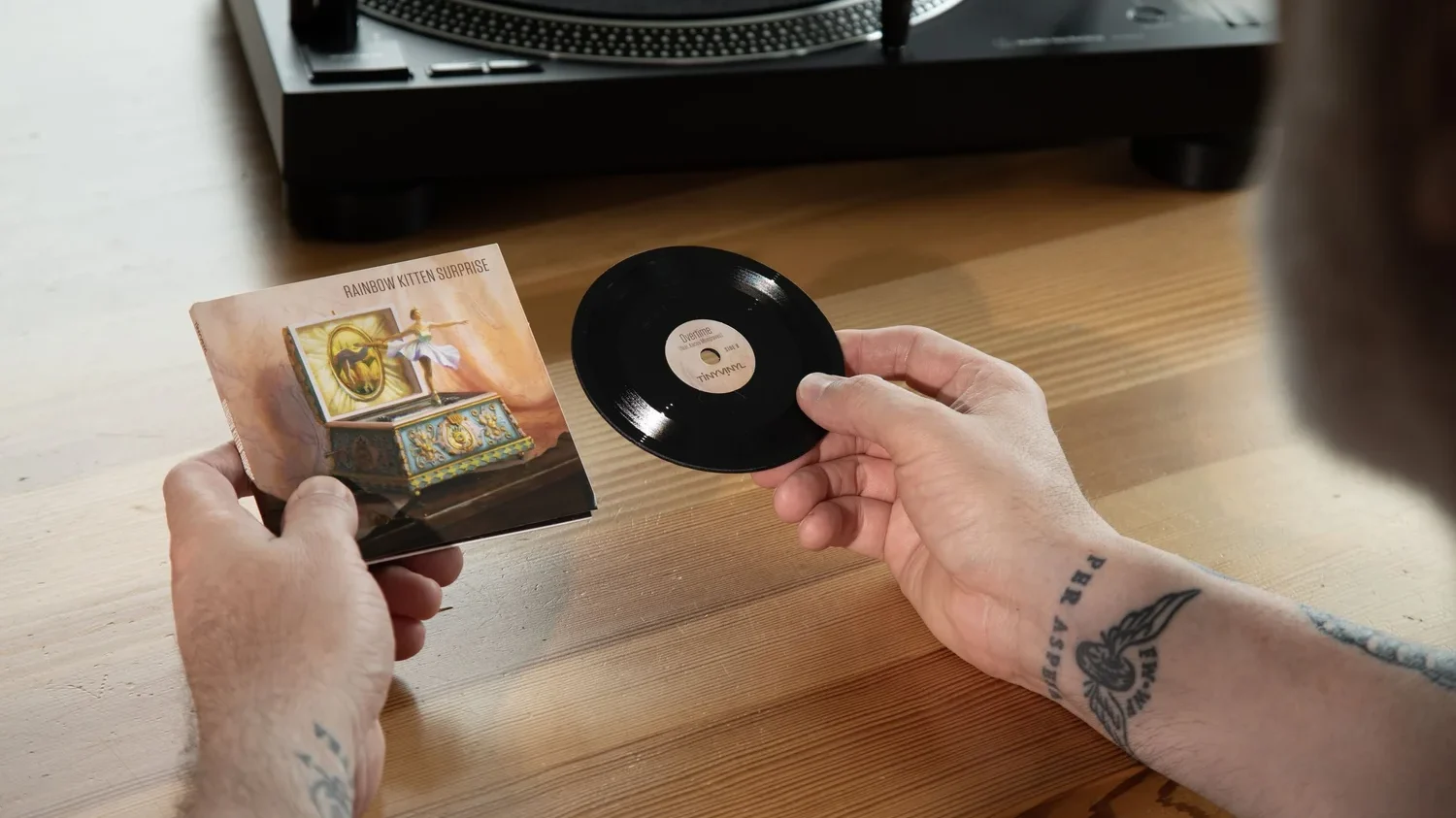 Vinil de bolso? Empresa anuncia disco colecionável de 4 polegadas
