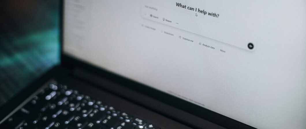 Prompt injection: entenda a vulnerabilidade nas IAs generativas