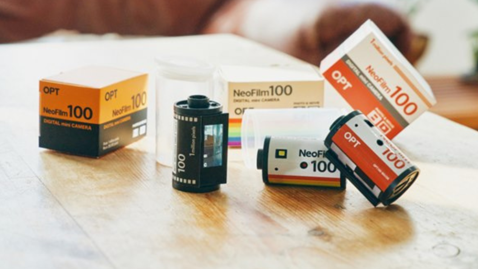 Câmera digital aposta em formato de rolo de filme e estética retrô