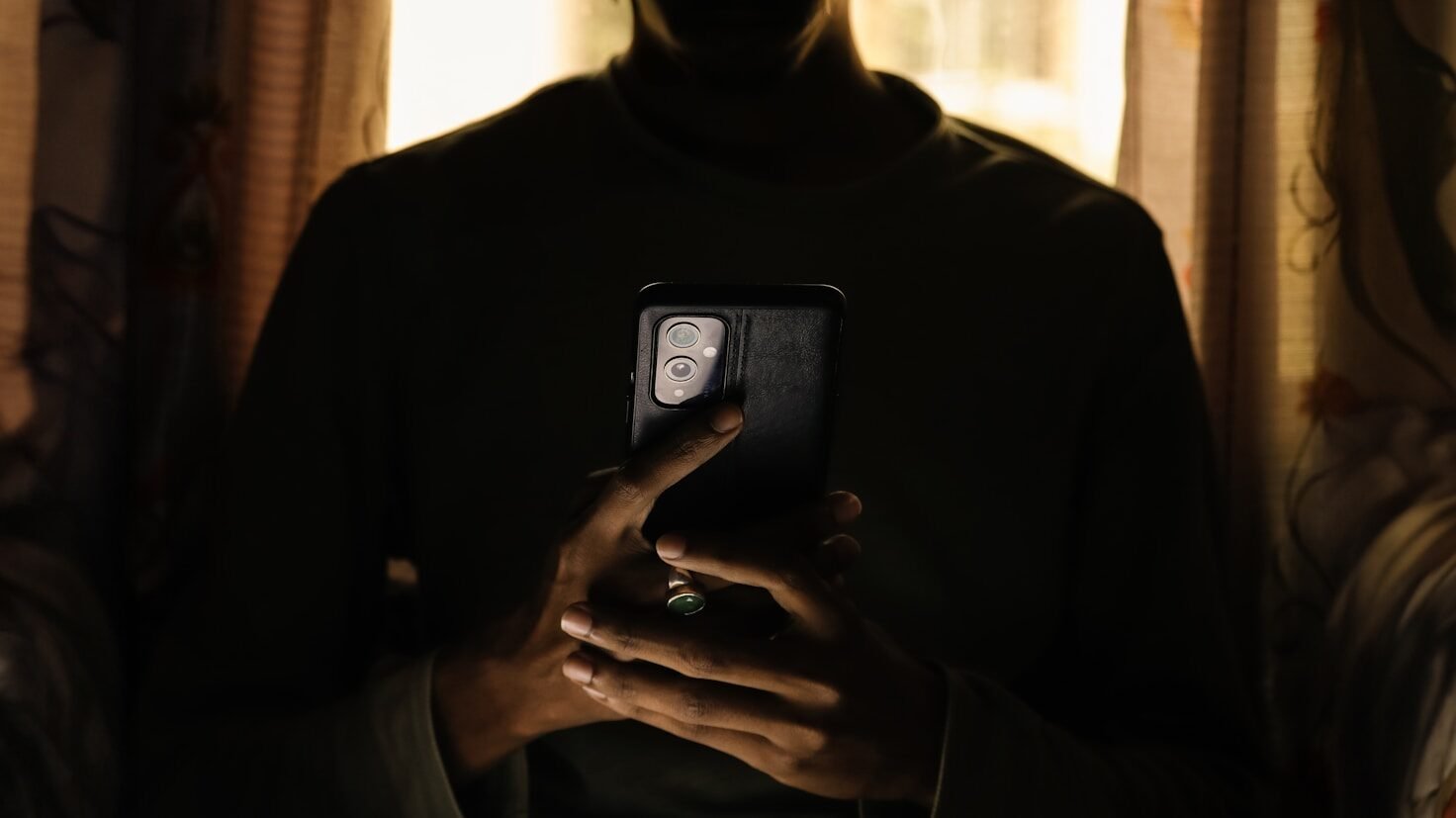 O que é stalkerware? Saiba como funciona esse tipo de app espião