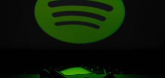 Spotify anuncia selo de verificação para artistas contra músicos de IA