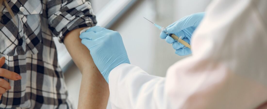 Vacina criada com ajuda de IA passa pelo primeiro teste em humanos
