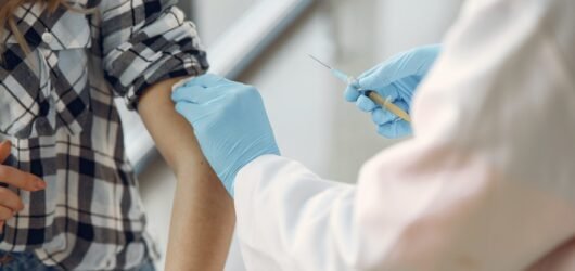 Vacina criada com ajuda de IA passa pelo primeiro teste em humanos